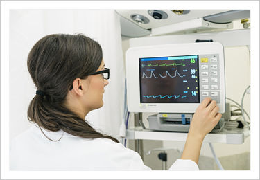A nurse is observing the results of a heart rate monitor